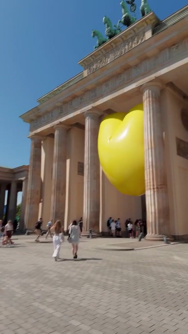 EDEKA Balloon Squeezes Through Branderbung Gate