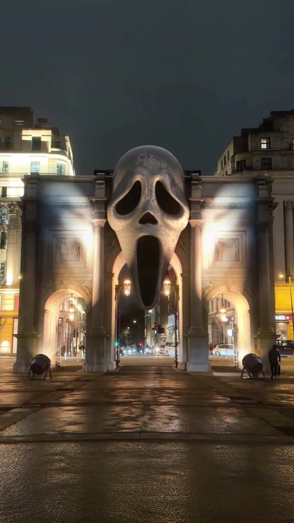 Paramount Giant Ghostface on Marble Arch