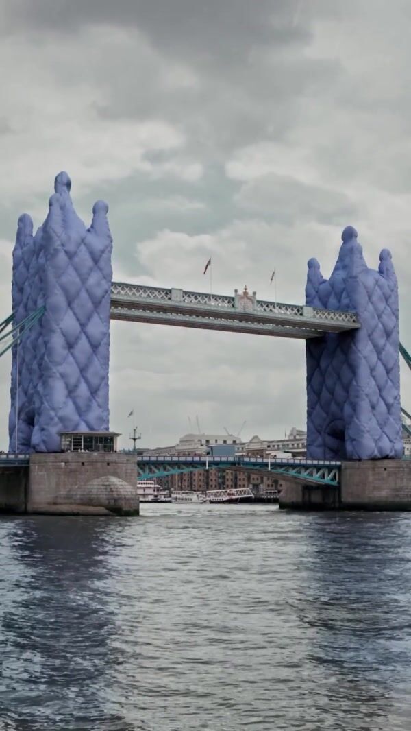 Uniqlo Tower Bridge Wears Waterproof Fabric