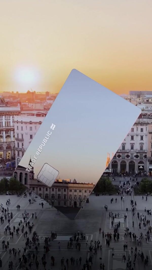 Trade Republic Giant Card in Plaza del Duomo