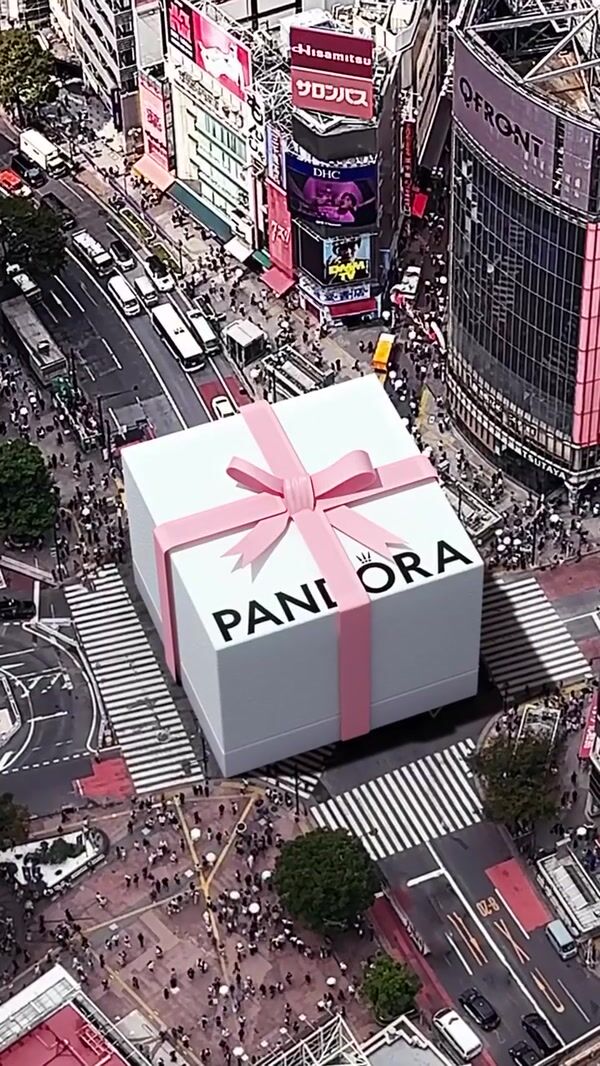 Pandora Gift Box on Tokyo Streets