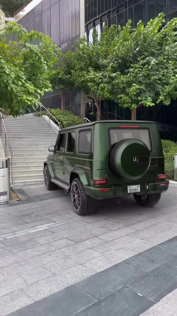Automax "G-Wagon" Climbs Stairs