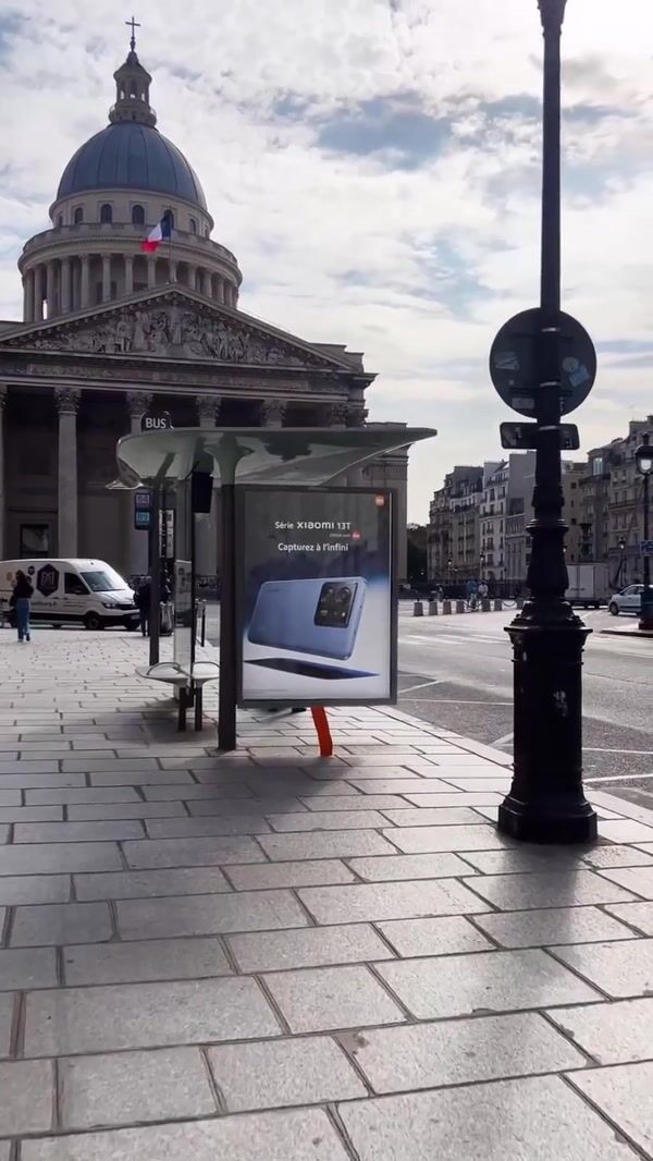 Xiaomi Bus Shelter Turns Into Endless Film Strip