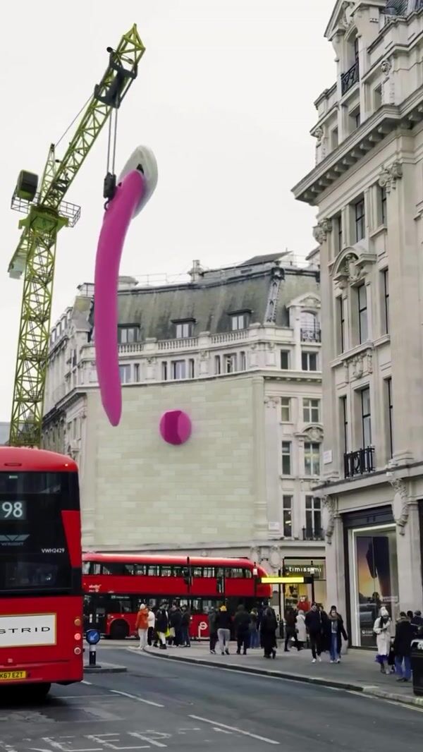 Estrid Crane Installs Razor on Store Facade
