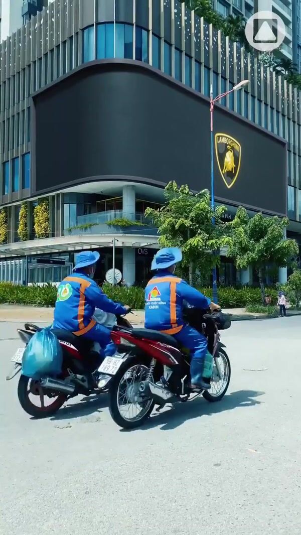Lamborghini Urus 3D Screen on Building