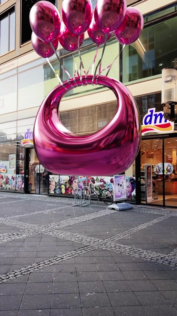 Pomélo+Co Giant Products Emerge From Bag