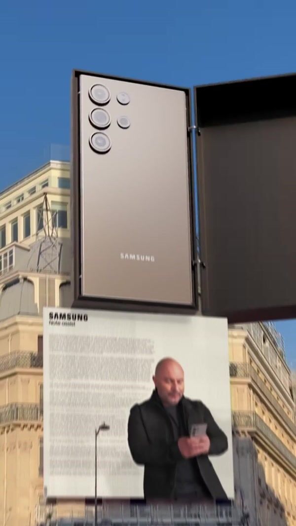 Samsung Galaxy Phones Towers Over City Streets