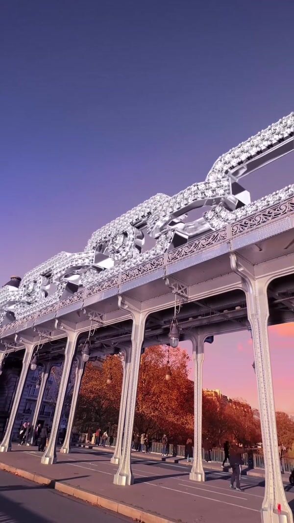 Messika Diamond Chain Train Runs in Paris