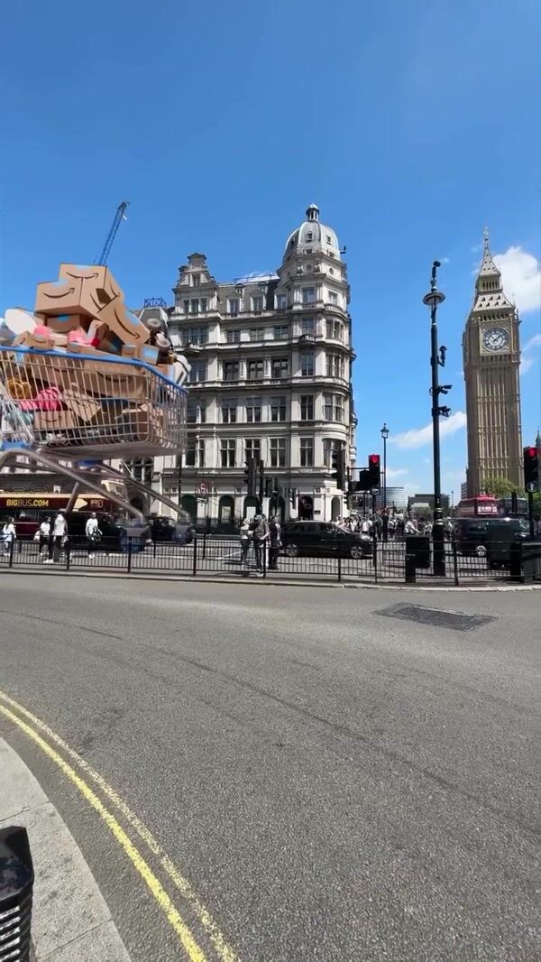 Amazon Giant Shopping Cart Rolls Through London