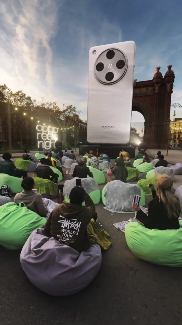 Oppo Phone Turns Into Giant Outdoor Screen