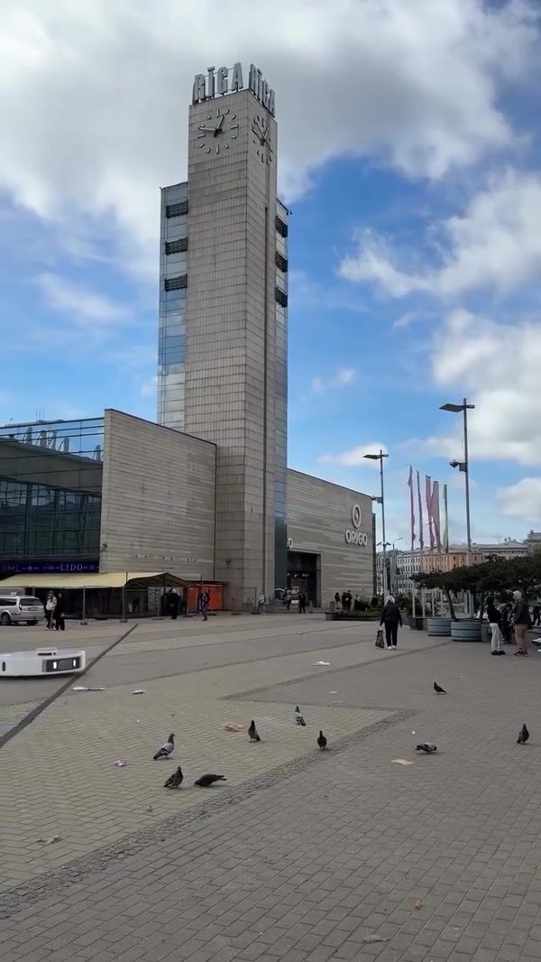 Dreame Vacuum Cleaner Sweeps City Square