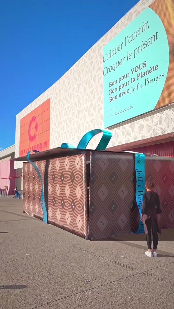 Jeff de Bruges Giant Chocolate Box Opens in Store Lot