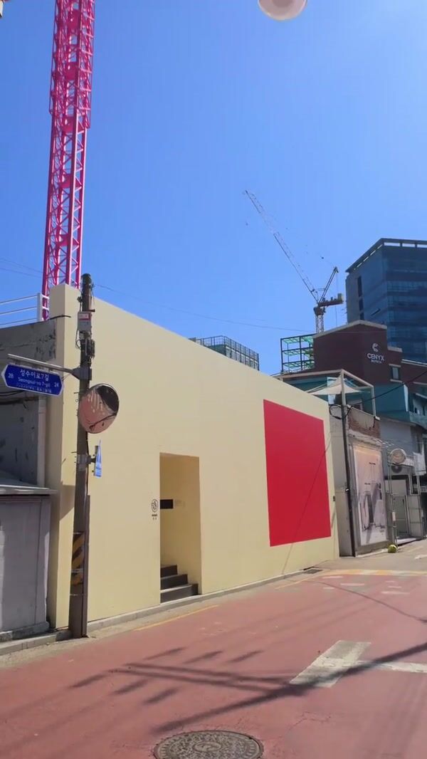 JUNG SAEM MOOL Lipstick Falls from Crane