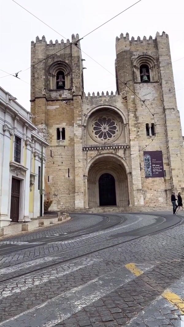 Compal Massive Basket Passes by Lisbon Cathedral