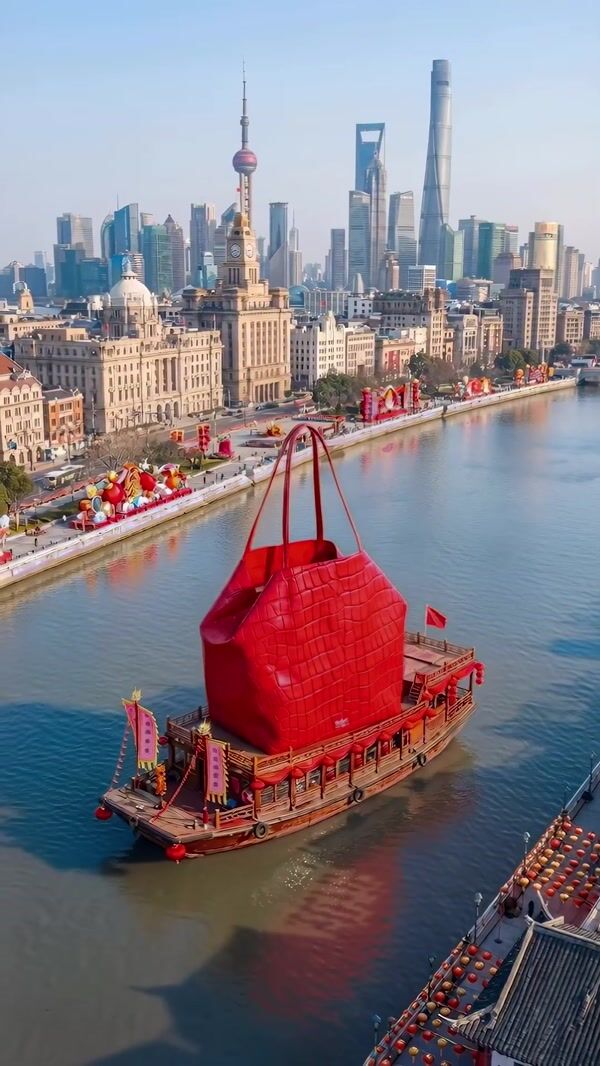 Bimba y Lola Giant Handbag in Shanghai