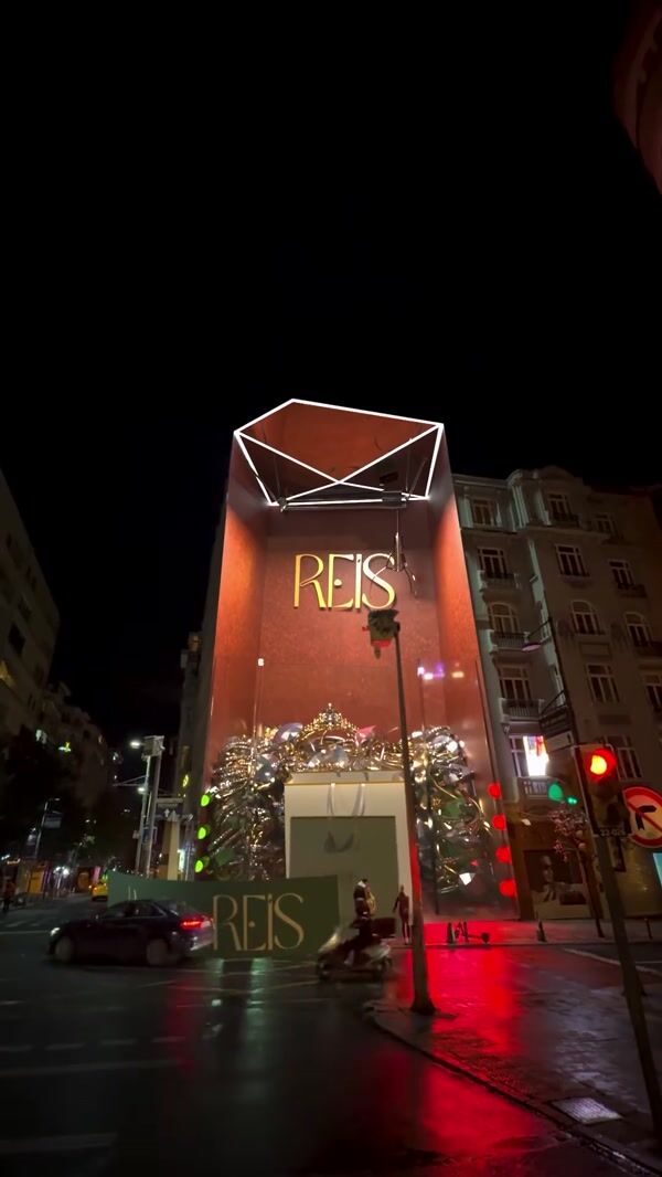 Reis Giant Claw Machine at Galata Tower