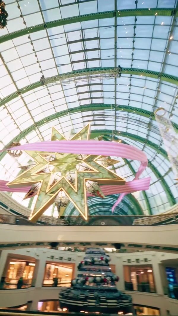 Victoria's Secret Giant Ribbon Unveils Store