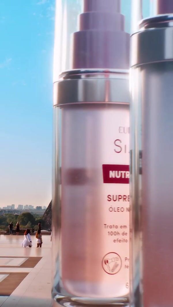 Eudora Giant Bottles Travel Through Paris
