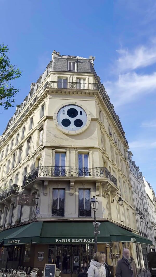 Facade Turning Into Honor Smartphone in Paris