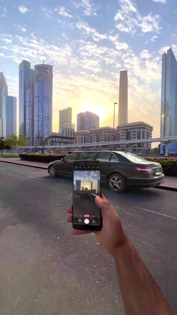 Motorola "Razr" Flips Dubai Landmarks