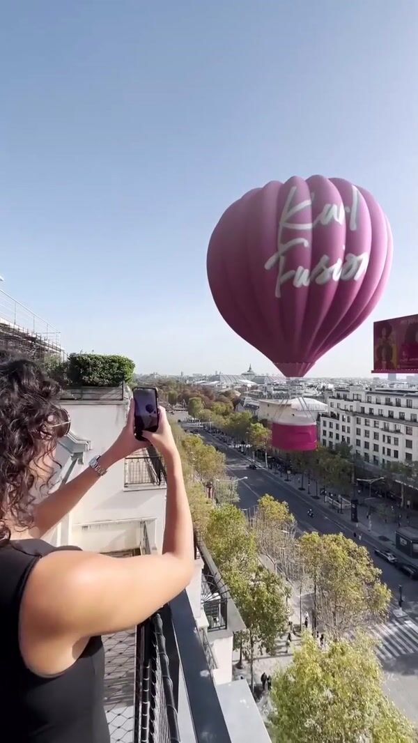 Les Secrets de Loly Cream Poured at Arc de Triomphe