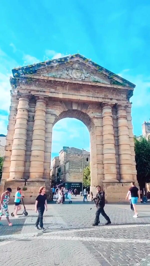 Quoifaireabordeaux Monument Covered with Vines
