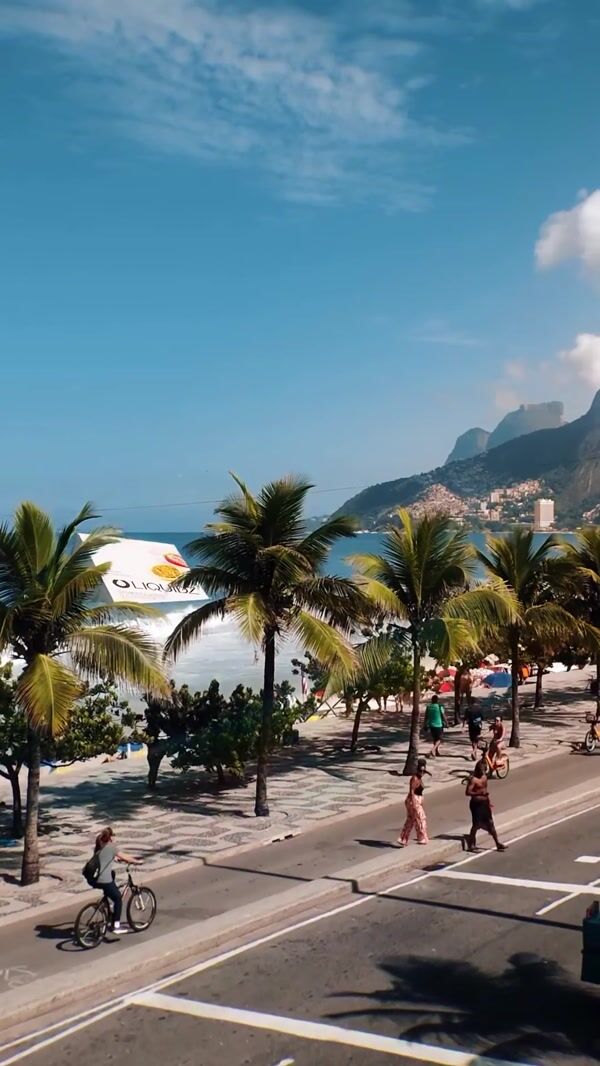 Liquidz Giant Box Arrive on Ipanema Beach