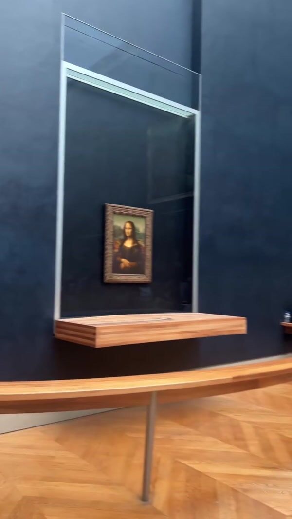 Caudalie Mona Lisa Shows Serum to Visitors