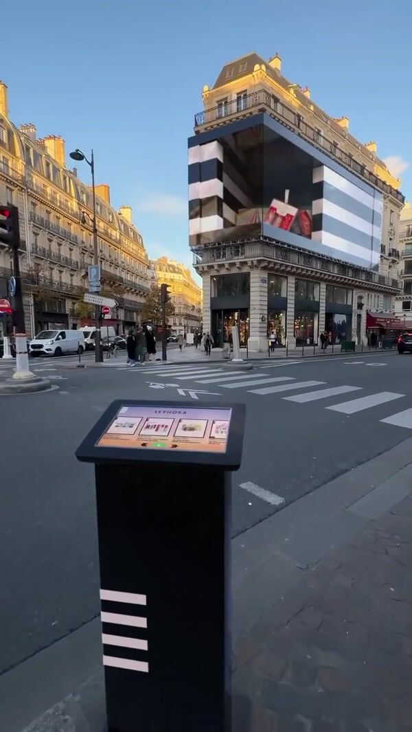Sephora Interactive 3D Screen Display in Paris