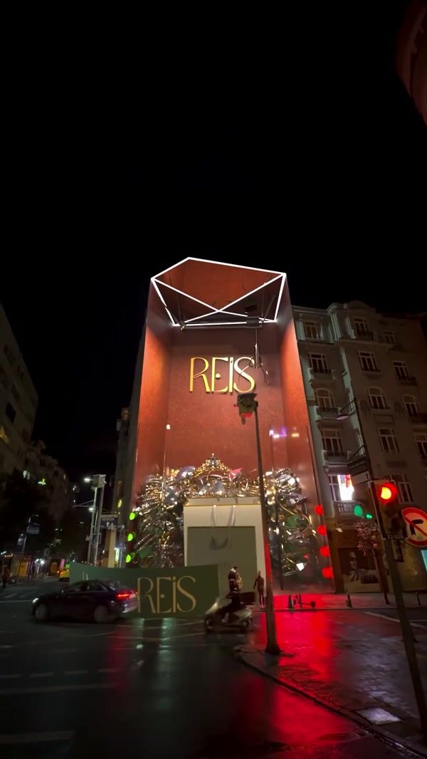Reis Giant Claw Machine Grabs Gold Ring