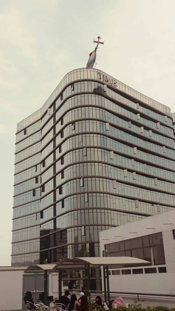 GLONIS Giant Jeans Land Above Building