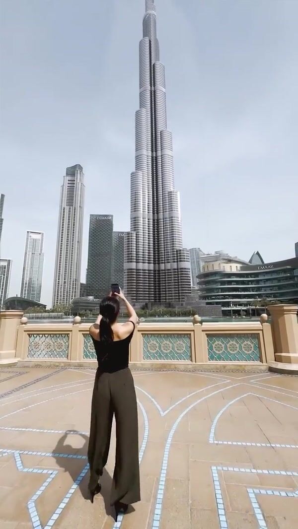 Oppo Burj Khalifa Transformed Into Smartphone
