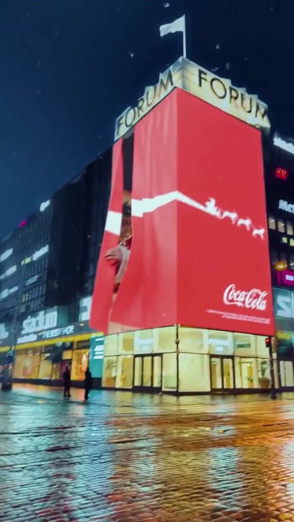 Coca-Cola Santa Lowers a Truck out of Screen