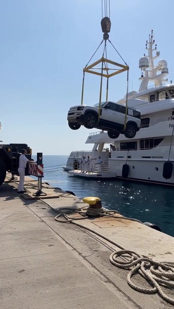 Automax "Defender" Car Submerges in Water
