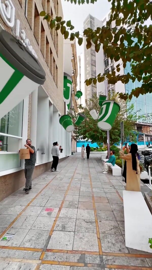 J.Cafe Coffee Cups Drops on the Street