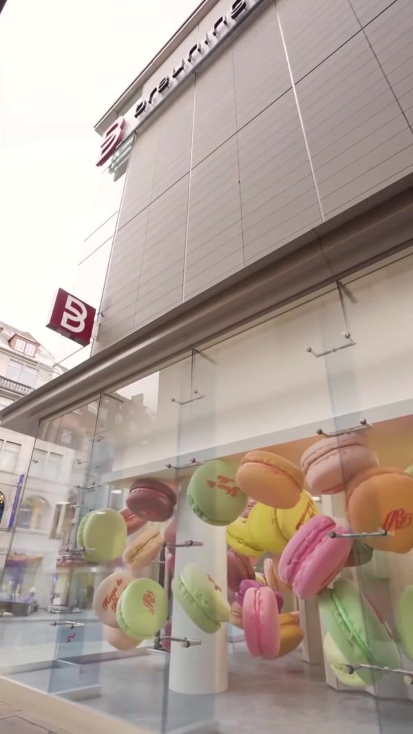 Breuninger Flying Macarons Shop Vitrine