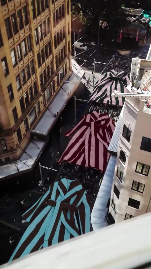 Hommey Giant Robes Float Above Crowds
