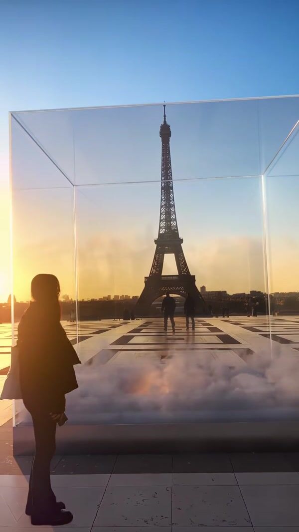Xiaomi Smartphone Assembles Inside Glass Cube