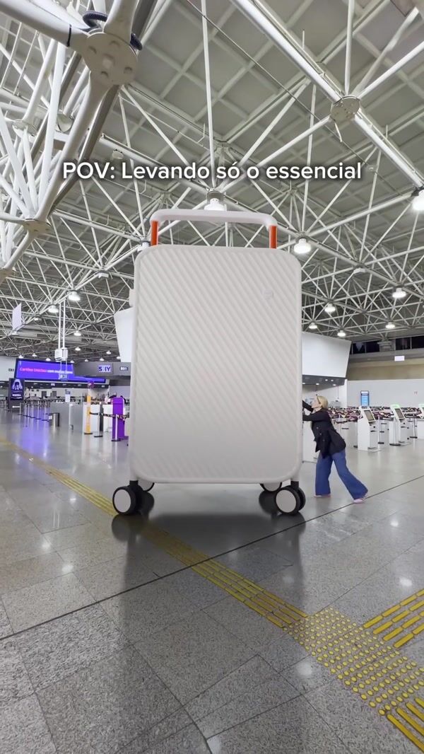 Bagaggio Massive Suitcase at the Airport