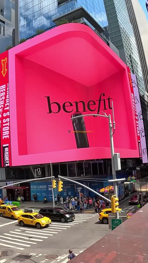 Benefit Cosmetics Mascara Spins Outward