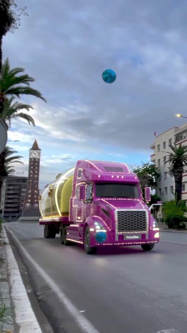 Parad' ICE Giant Roll Cake on Truck