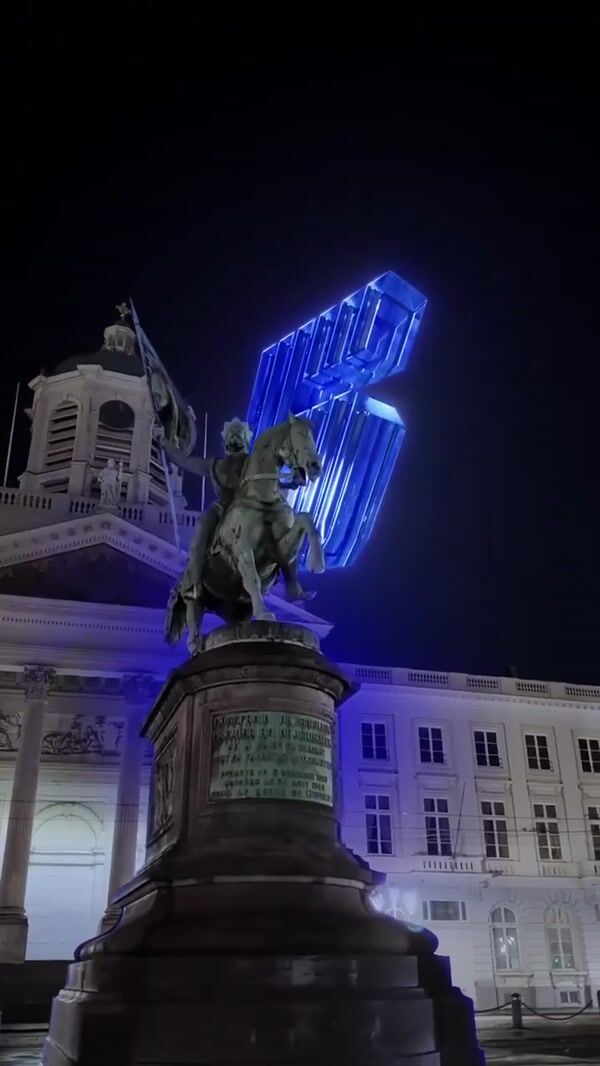 Renault Giant Blue Number 5 at Place Royale