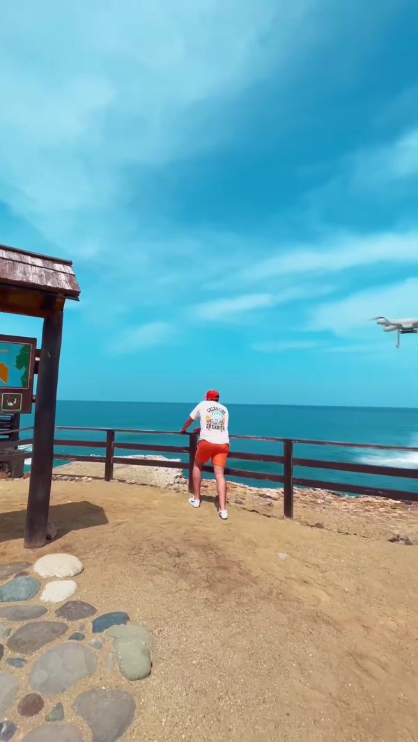 La Universal Drones Deliver Giant Bar that Explodes into Smaller Bars
