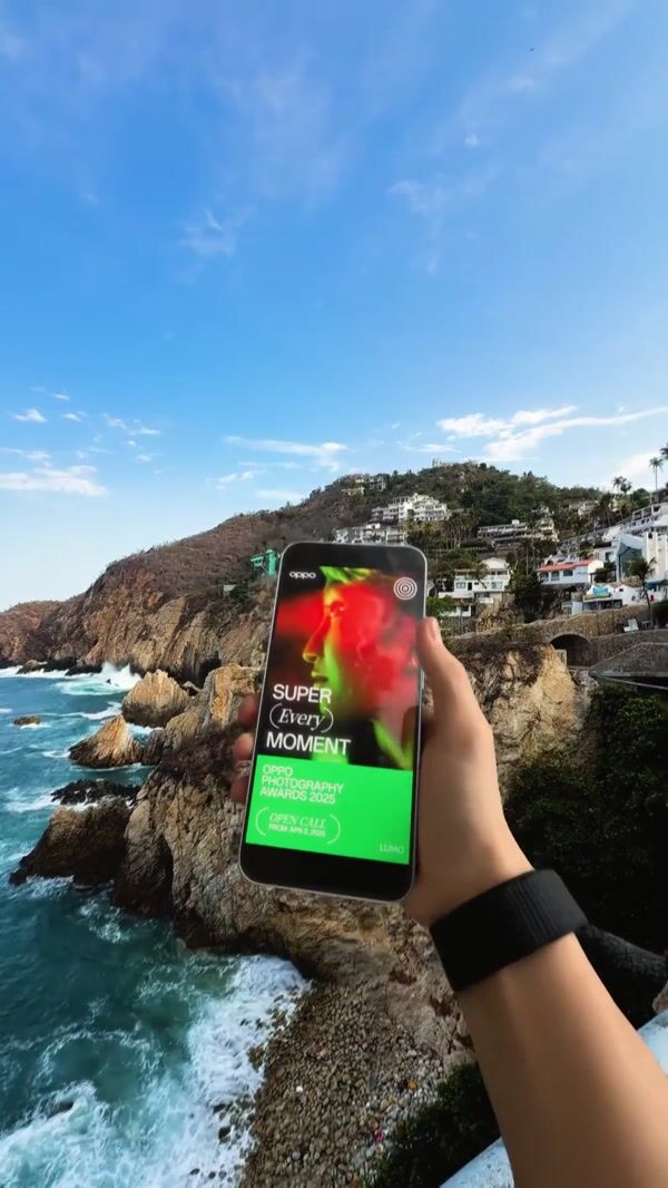 Oppo Smartphone Capture Images as it Flips
