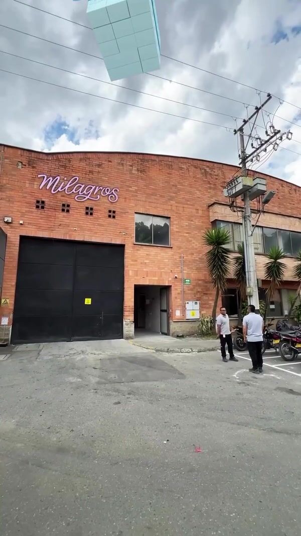 Milagros Giant Boxes Delivered by Balloons