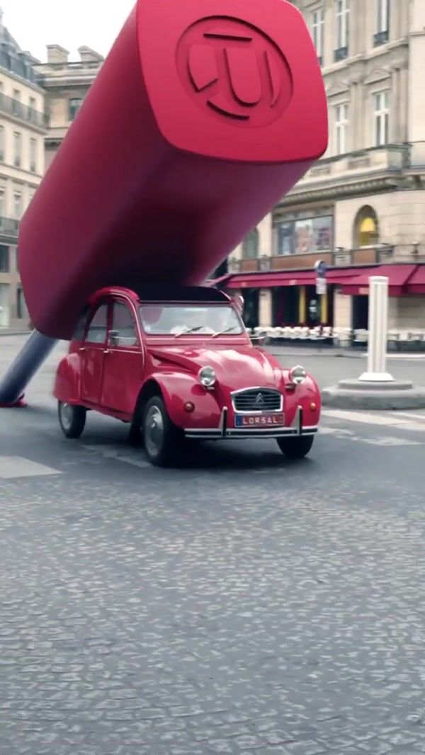 L'Oréal Groupe Lipstick Marks Street Red in Paris