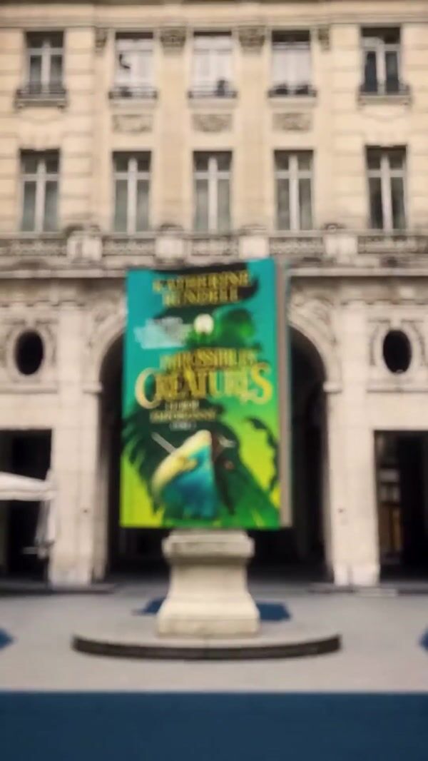 Gallimard Jeunesse Banner Drapes Statue