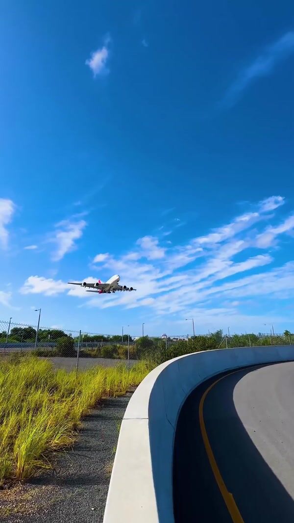 Qantas Airbus Turns Into Handheld Plane