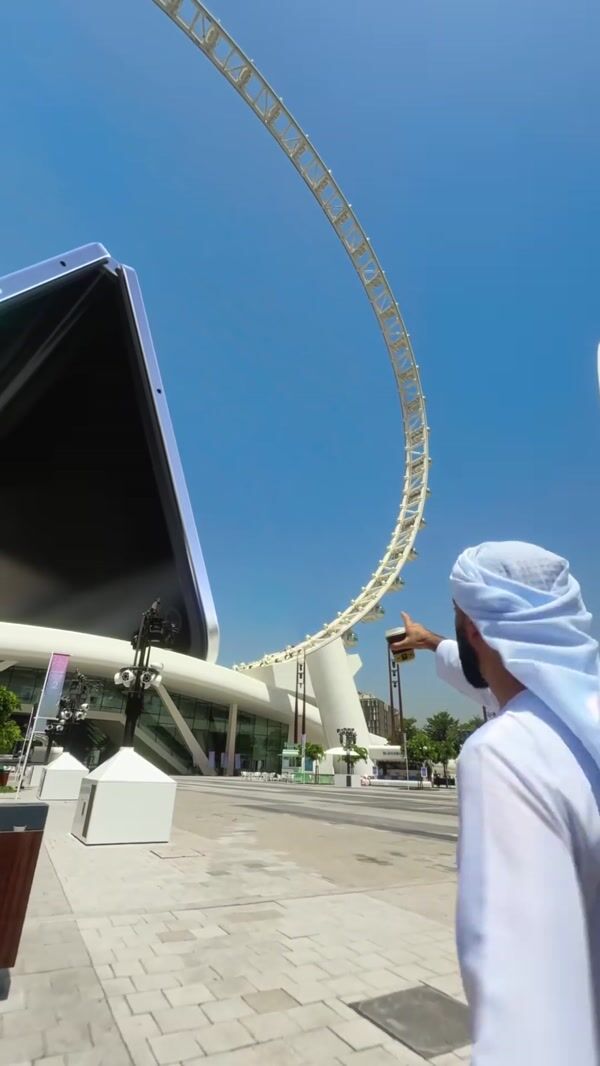 OPPO Smartphone Flips Open at Ferris Wheel