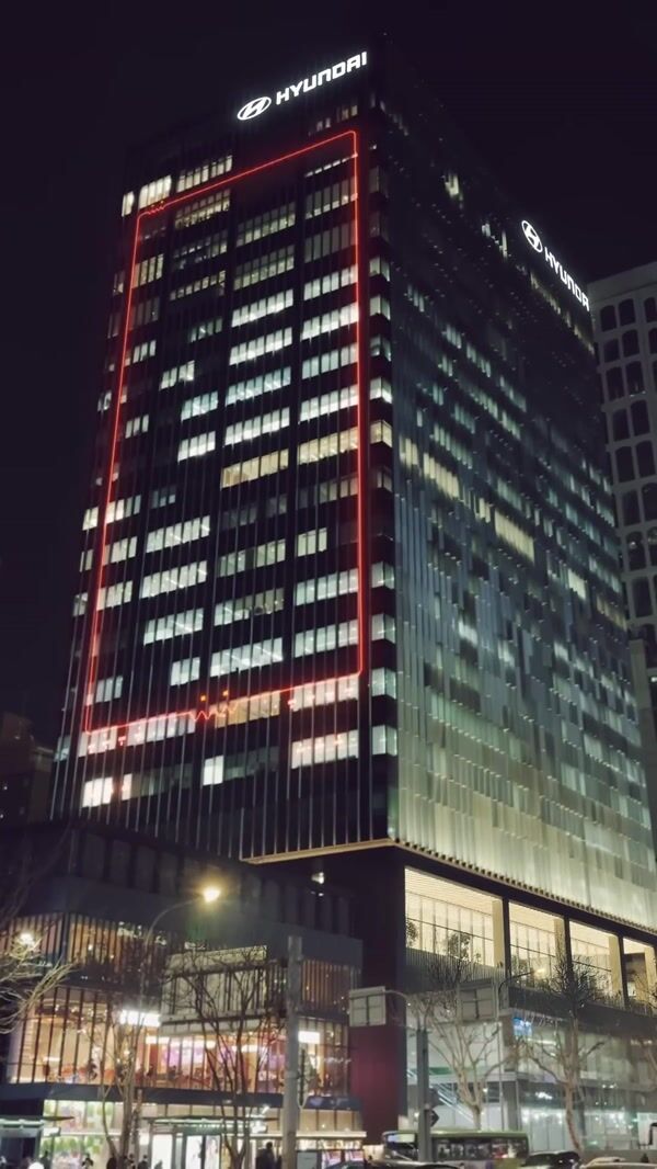 Hyundai "Insteroid" Suspended on Gangnam HQ Facade